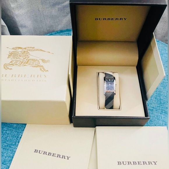 100% Authentic Burberry Watch for women - Picture 2 of 7